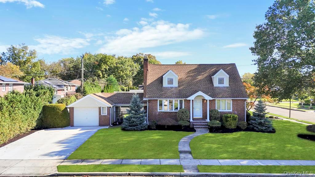 2 Ash Place, New Hyde Park, NY 11040