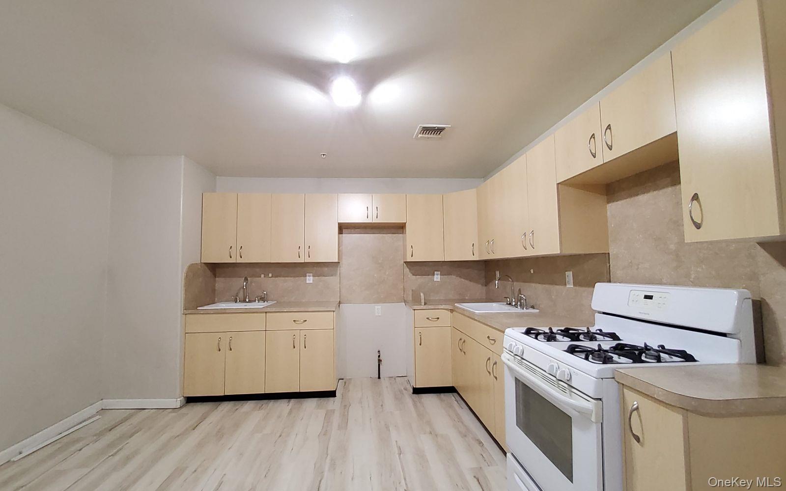 8 Lemberg Court # 105, Palm Tree, NY 10950