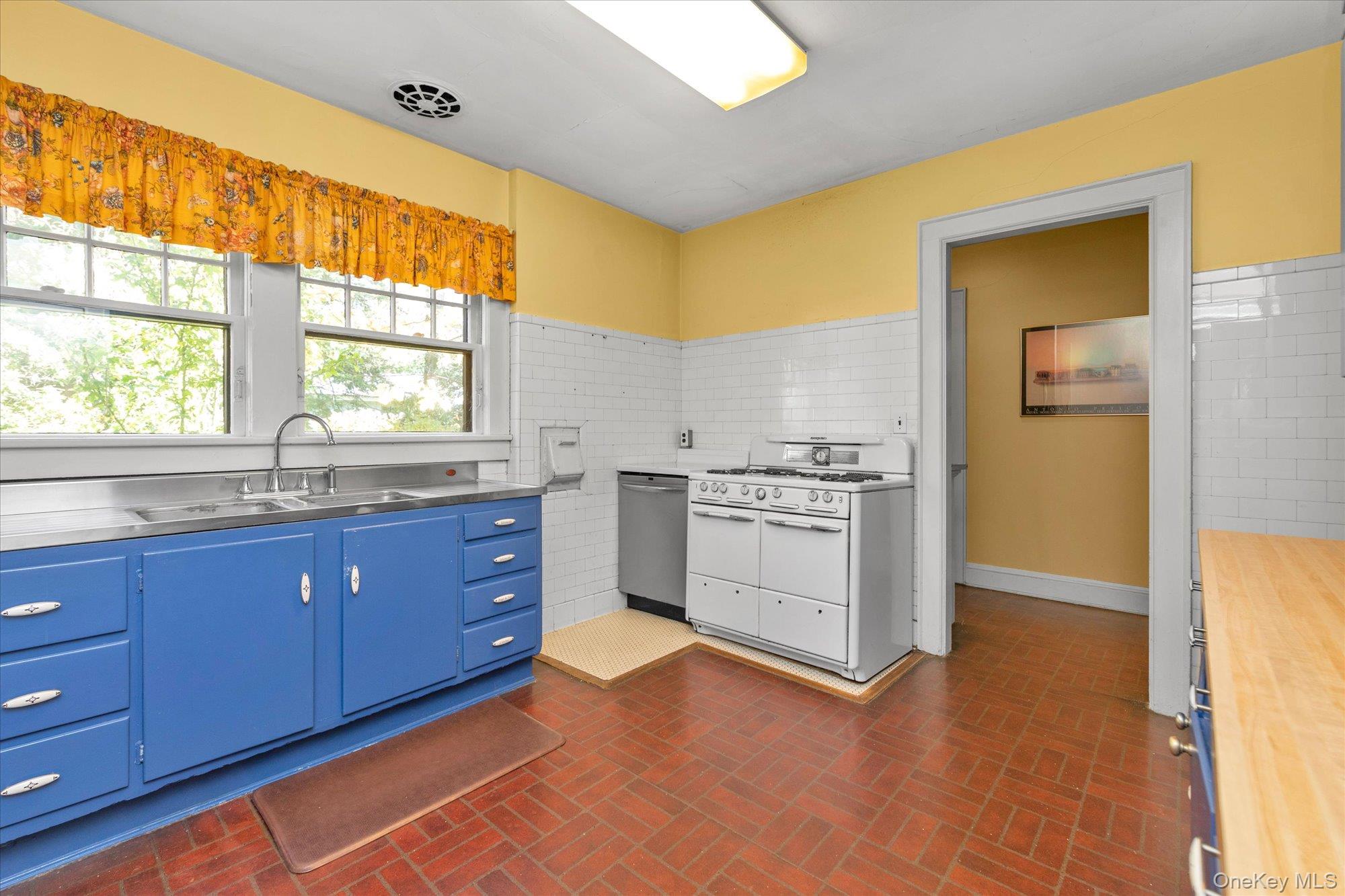 57 Beacon Hill Road, Port Washington, NY 11050