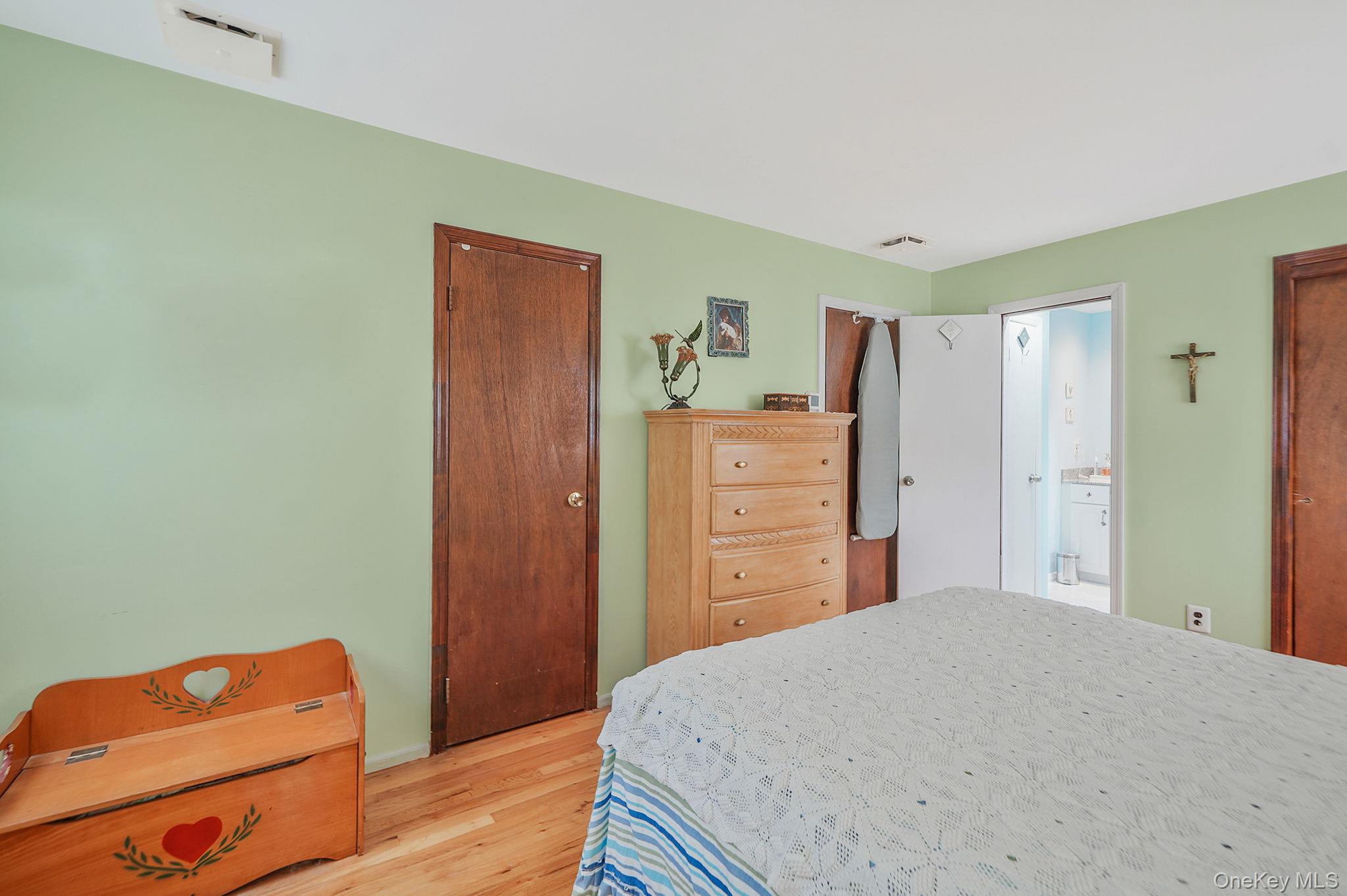 3 Selmar Court, Kings Park, NY 11754