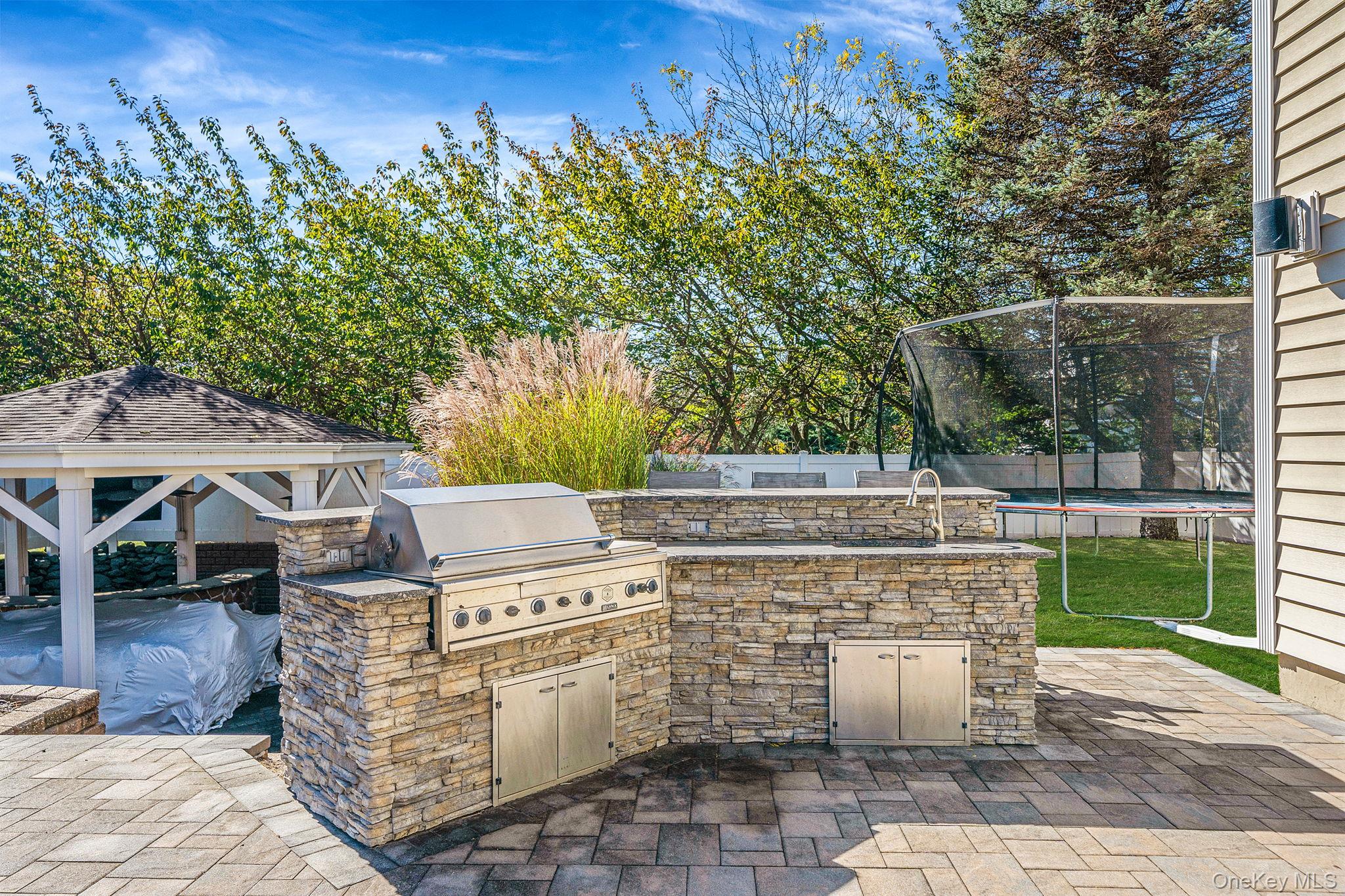 2 Max Way, Commack, NY 11725