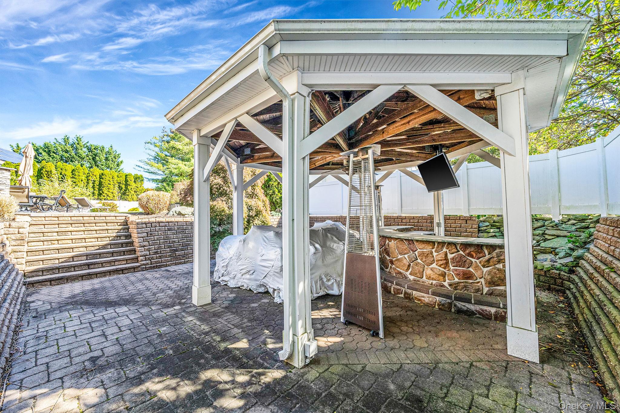 2 Max Way, Commack, NY 11725