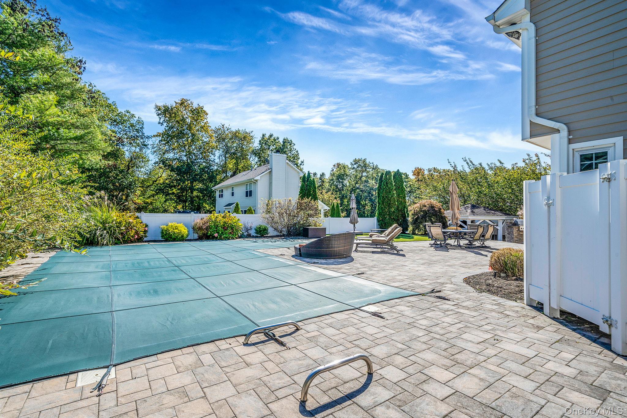 2 Max Way, Commack, NY 11725