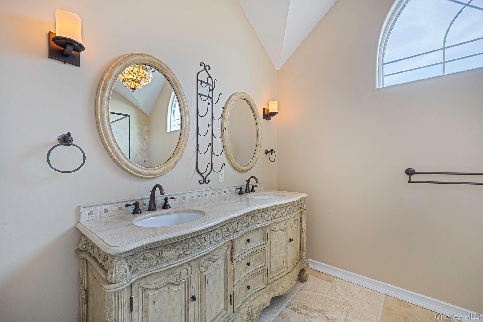 2 Max Way, Commack, NY 11725