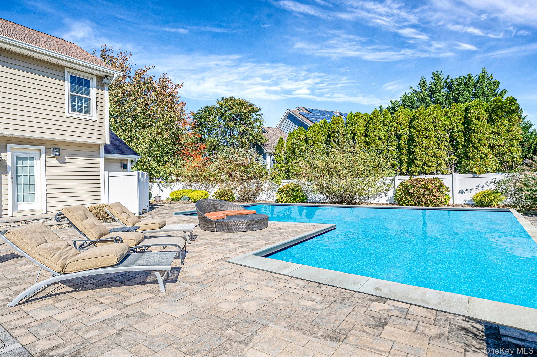 2 Max Way, Commack, NY 11725