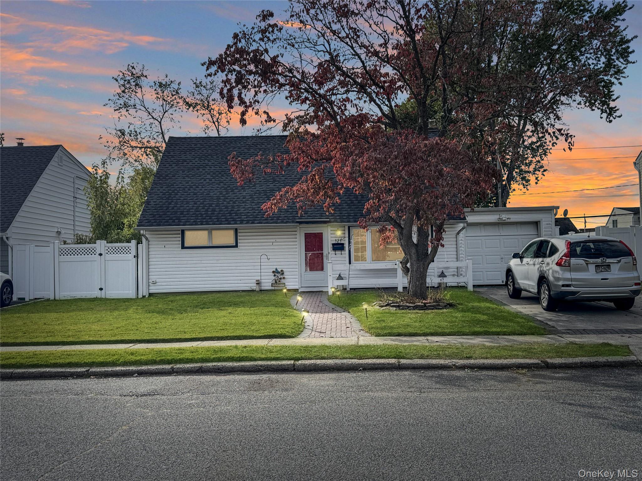 323 Martin Place, Bethpage, NY 11714