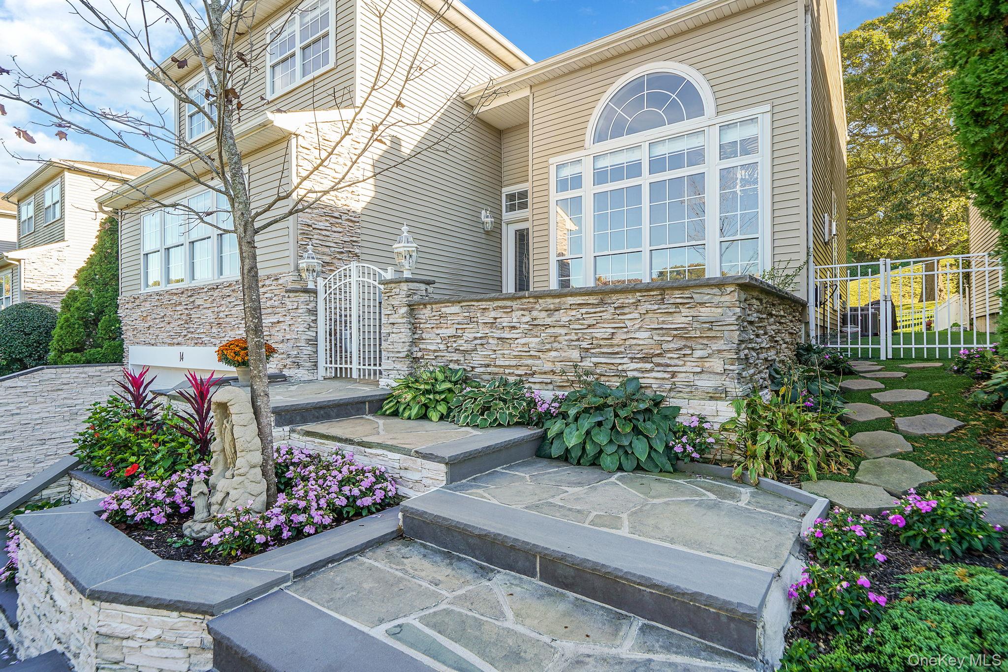 14 Hamlet Drive, Hauppauge, NY 11788