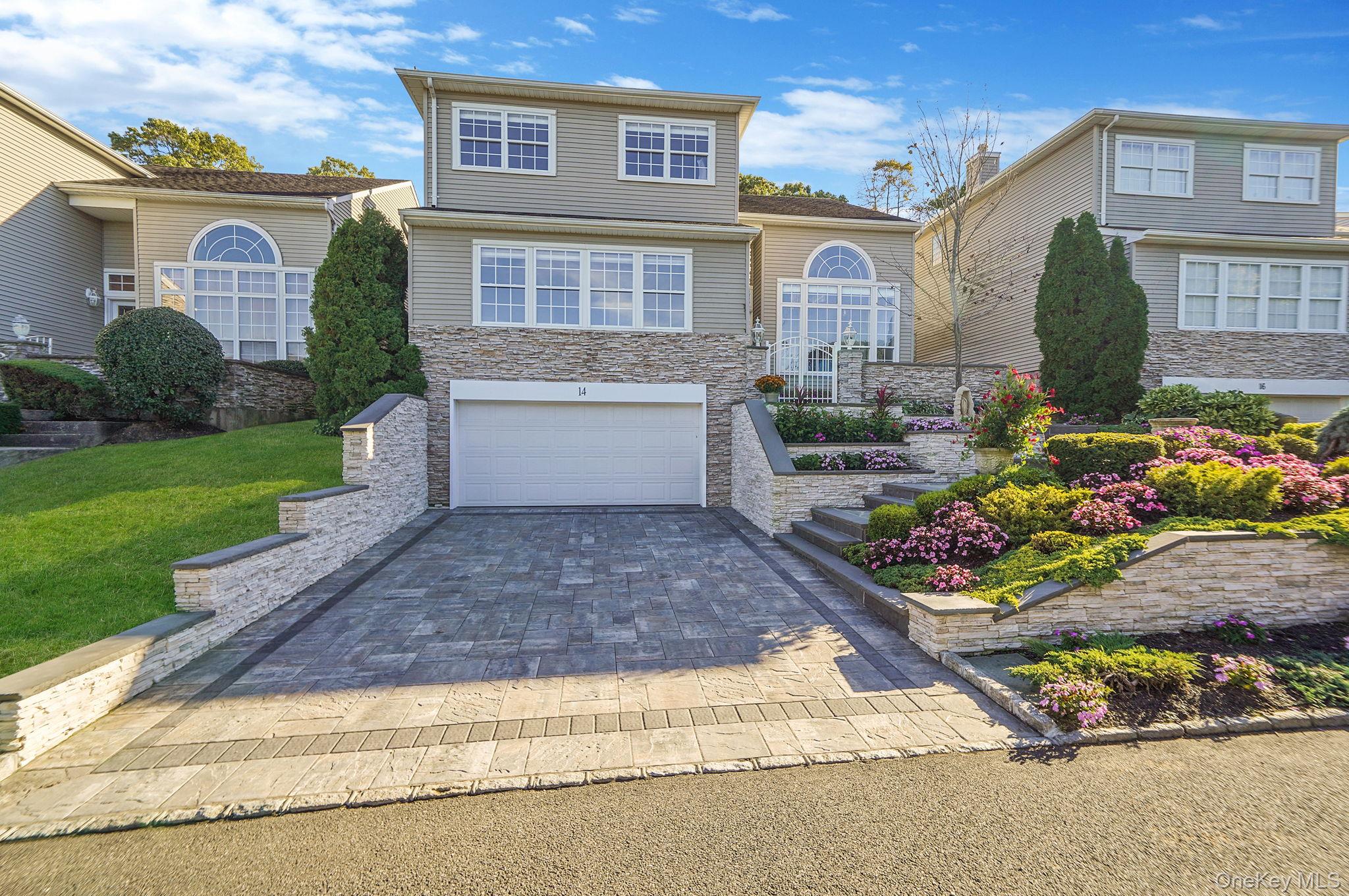 14 Hamlet Drive, Hauppauge, NY 11788