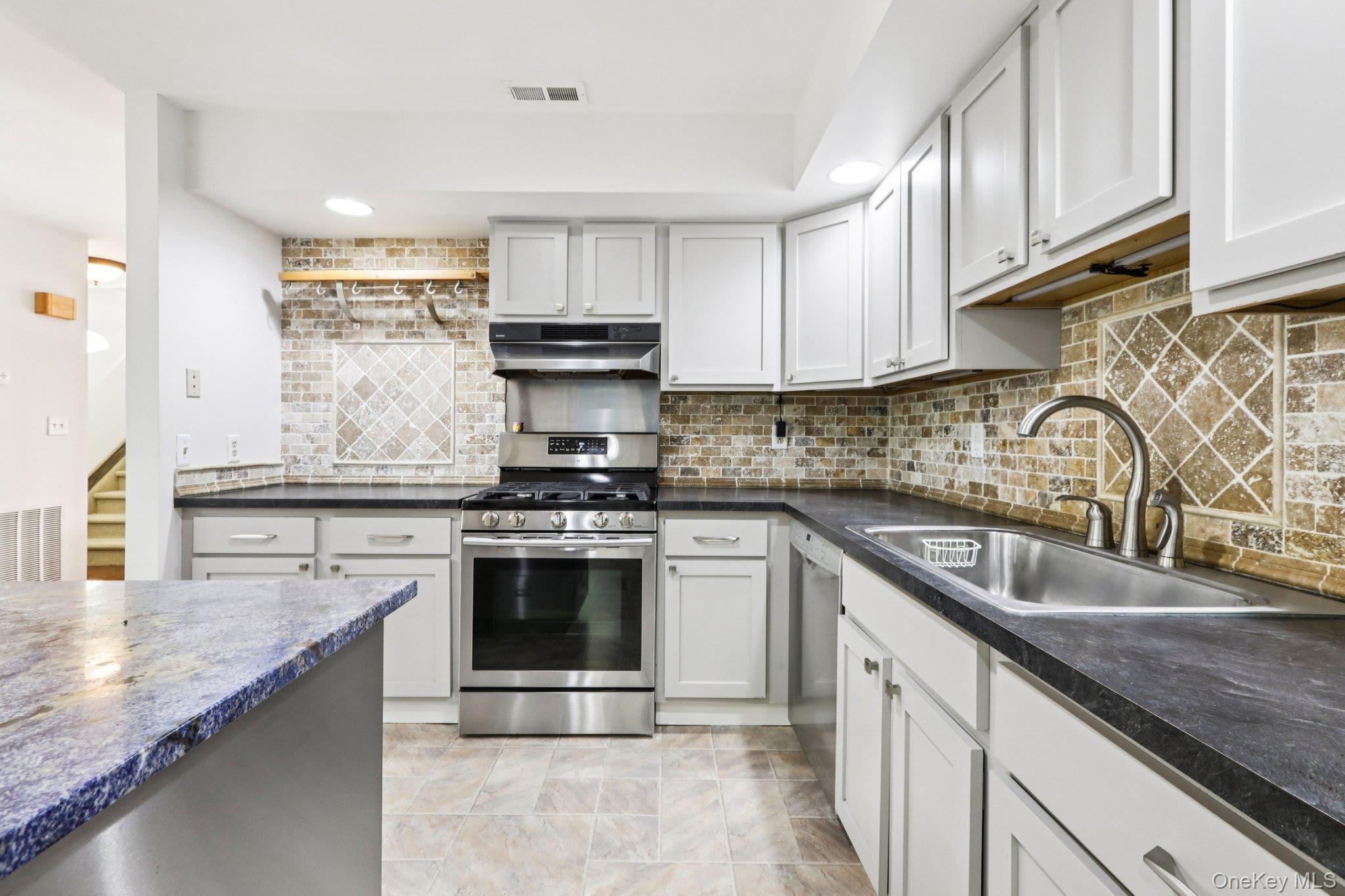 41 Village Gate Way, Nyack, NY 10960