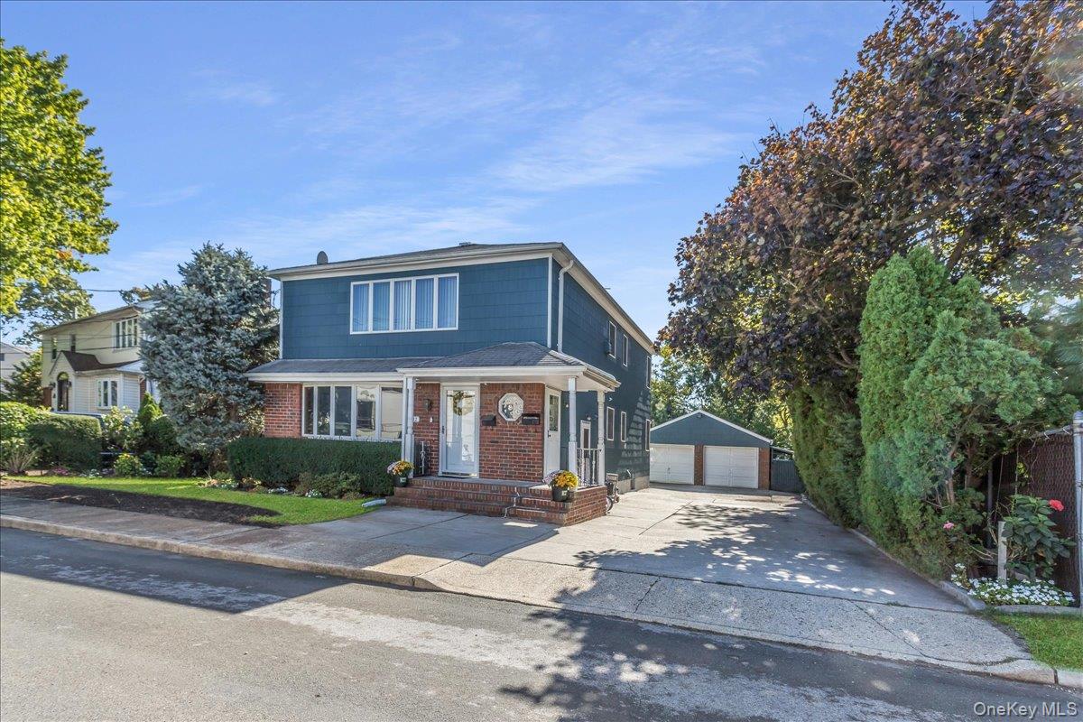 12 Roxy Place, Lynbrook, NY 11563