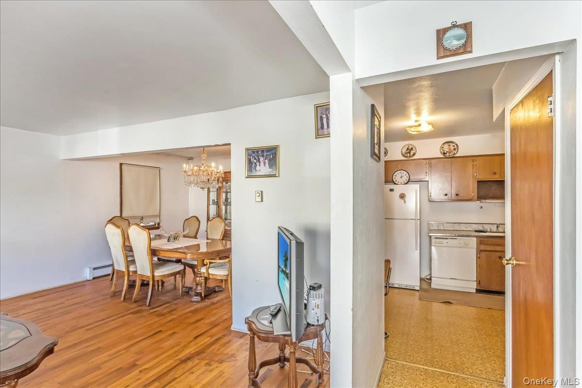 12 Roxy Place, Lynbrook, NY 11563