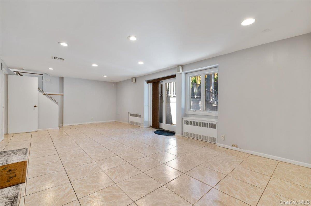 25 Belmont Drive W, Roslyn Heights, NY 11577