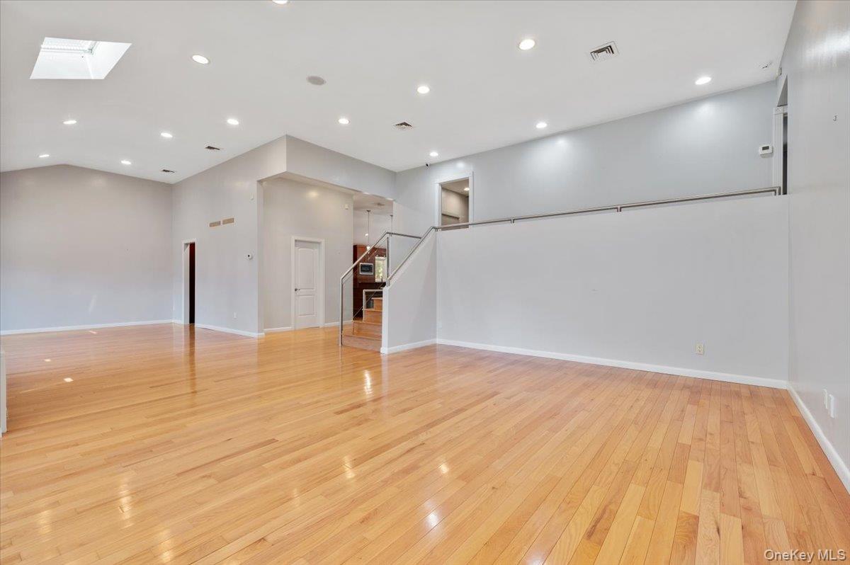 25 Belmont Drive W, Roslyn Heights, NY 11577