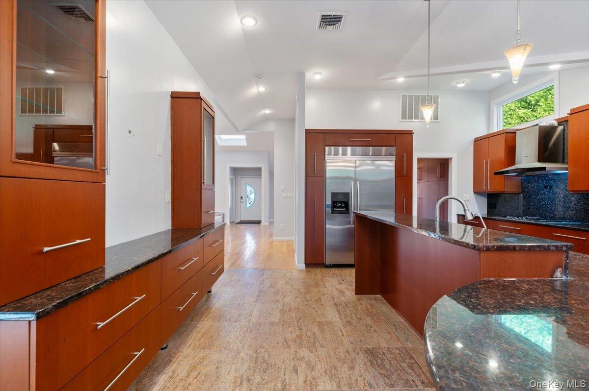 25 Belmont Drive W, Roslyn Heights, NY 11577