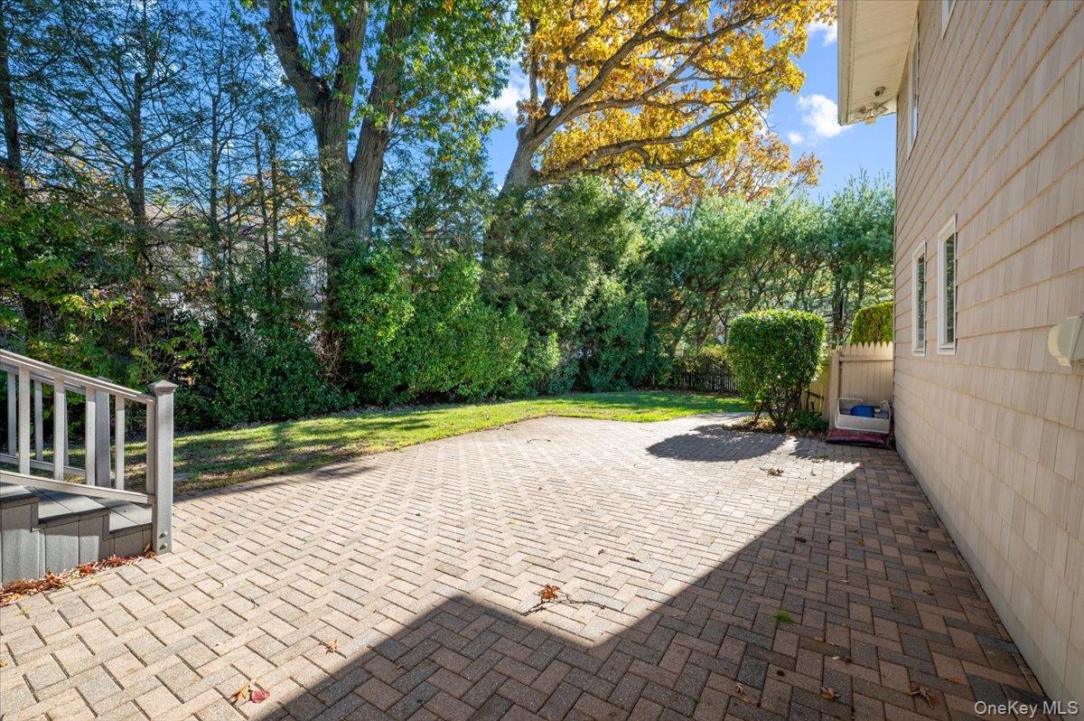 25 Belmont Drive W, Roslyn Heights, NY 11577