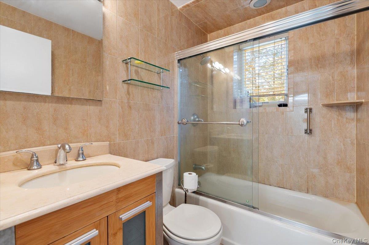 25 Belmont Drive W, Roslyn Heights, NY 11577