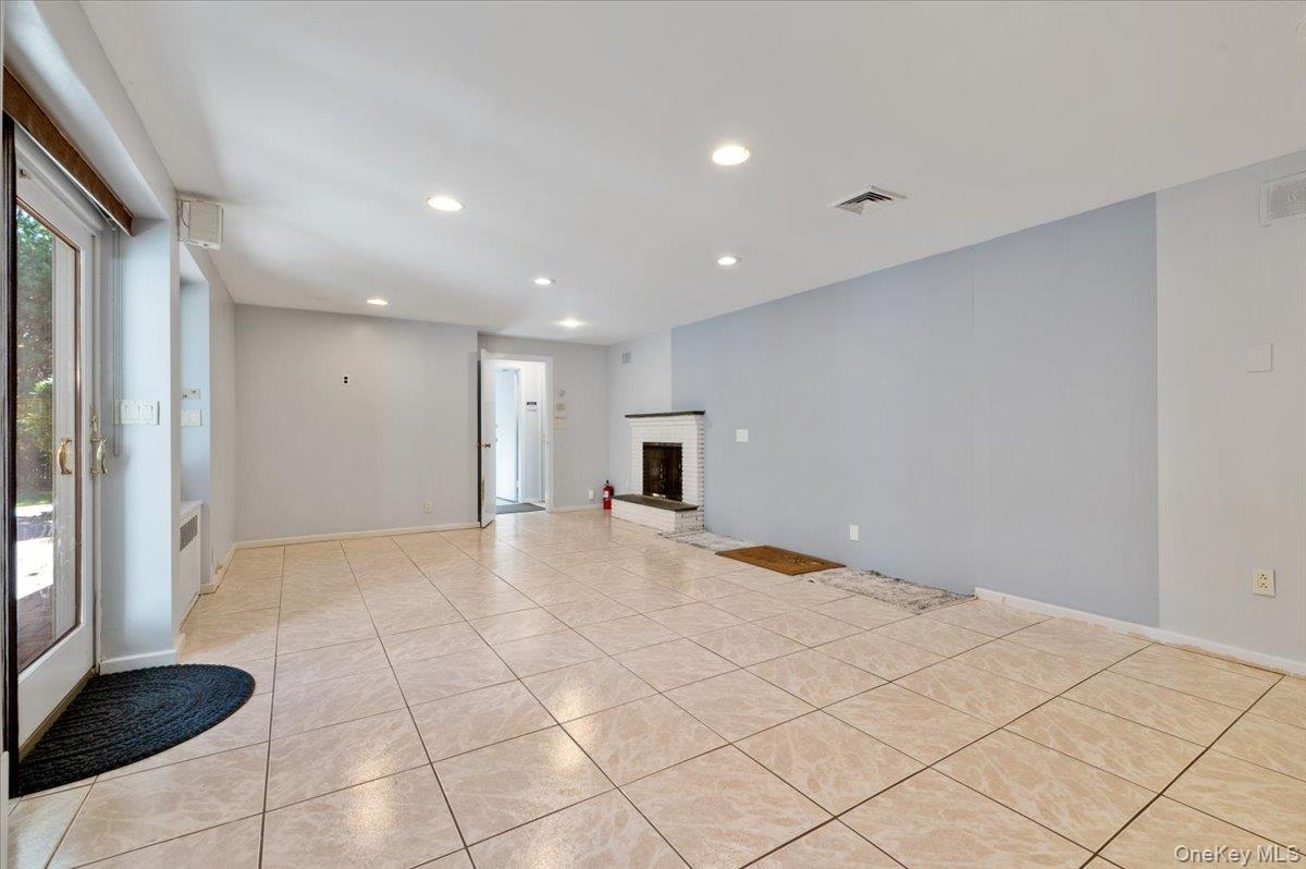 25 Belmont Drive W, Roslyn Heights, NY 11577