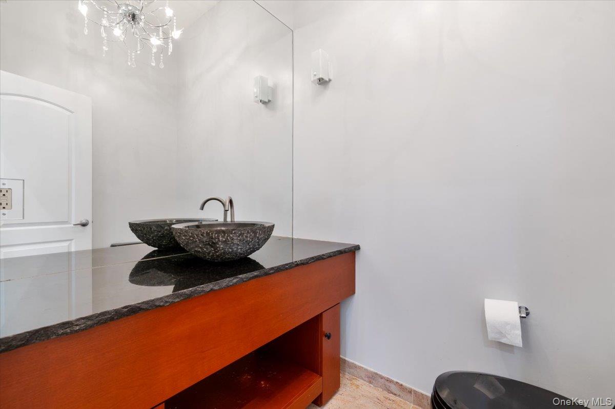 25 Belmont Drive W, Roslyn Heights, NY 11577