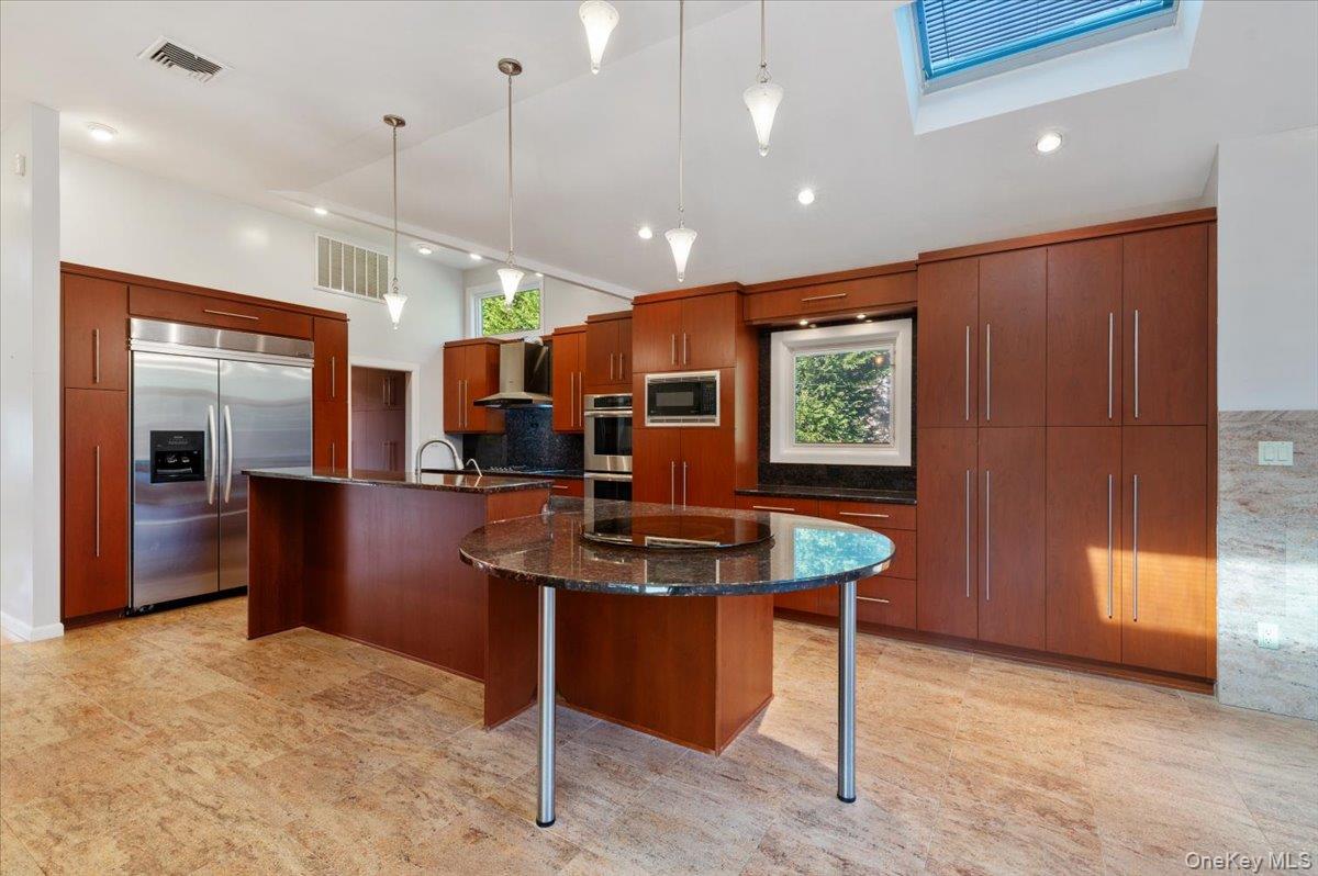 25 Belmont Drive W, Roslyn Heights, NY 11577