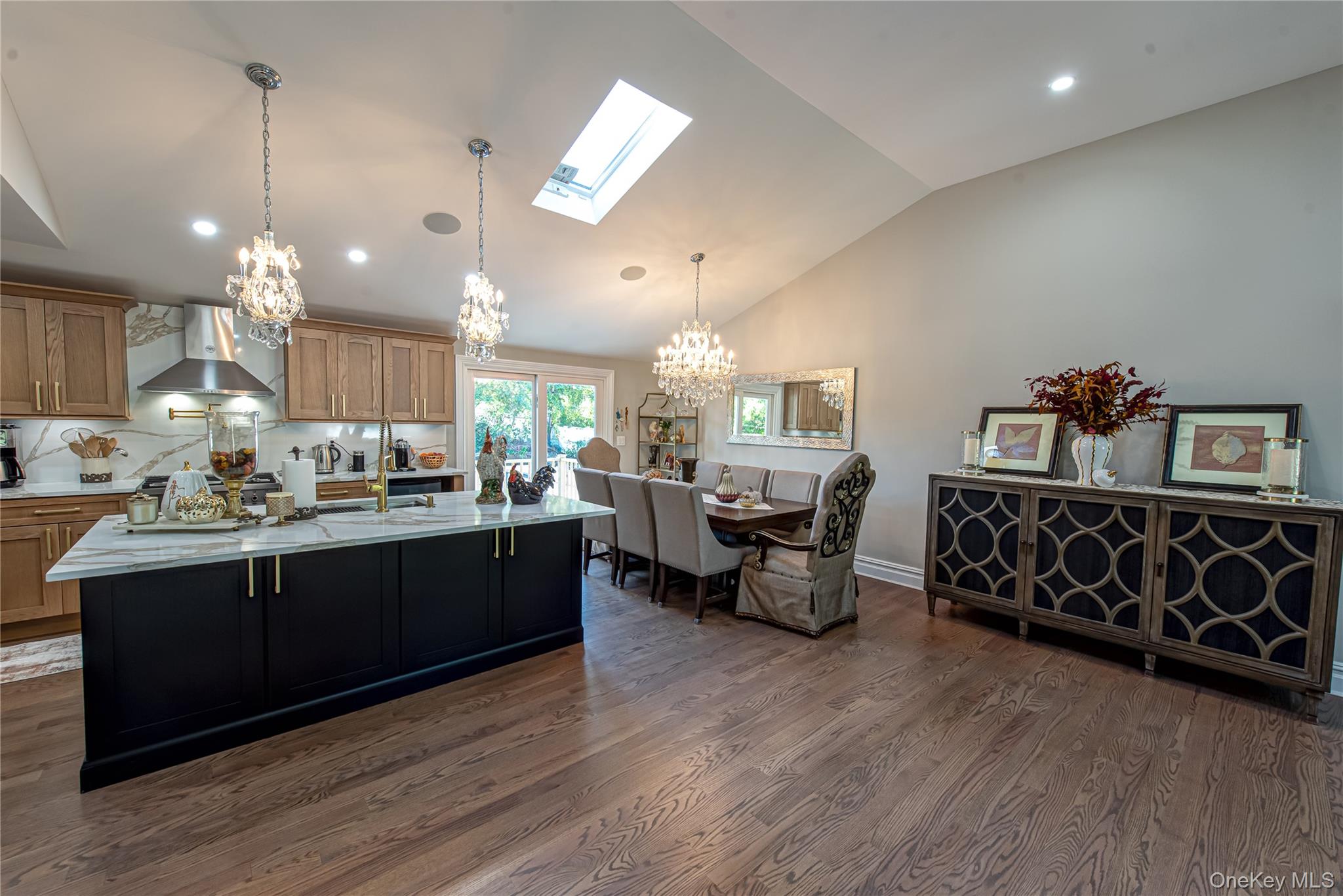 10 Dewey Road, Commack, NY 11725