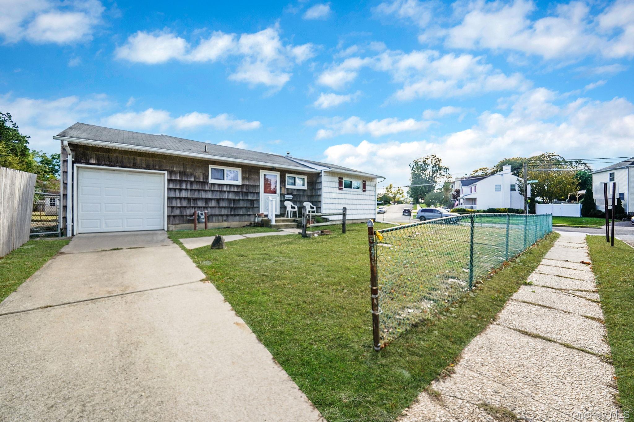 2 Sydney Street, Plainview, NY 11803