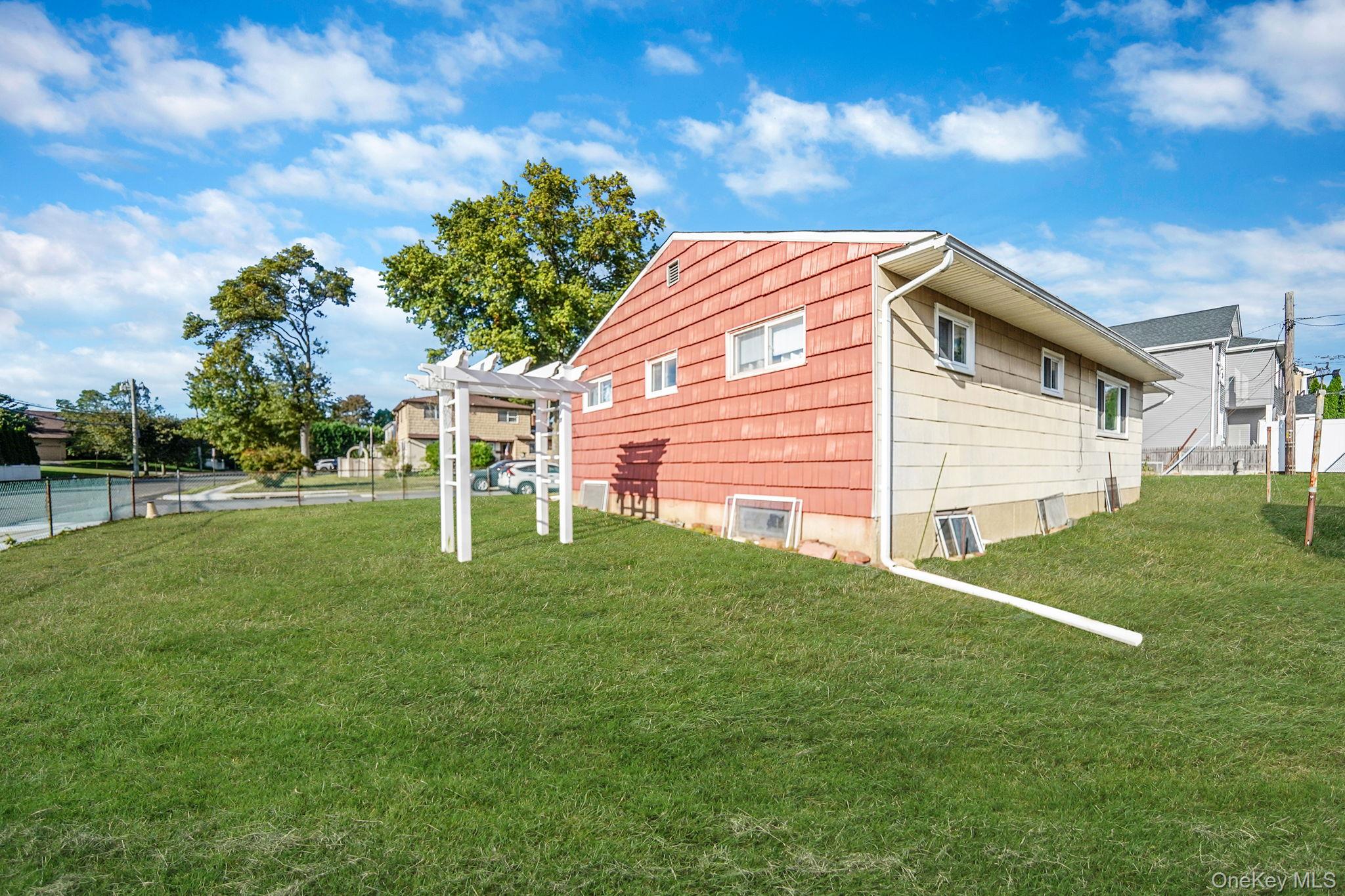 2 Sydney Street, Plainview, NY 11803