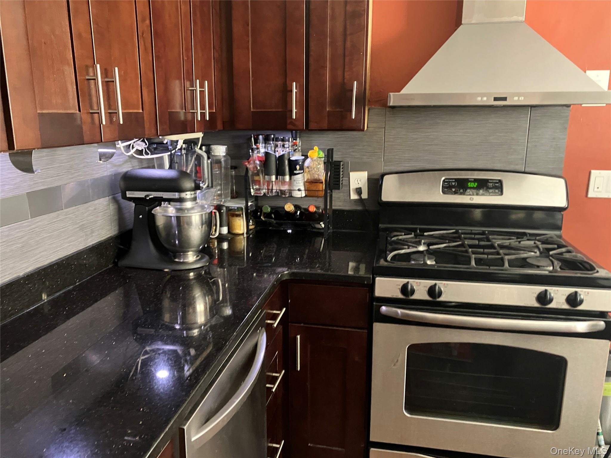 19 Tatterson Street, Roslyn, NY 11576