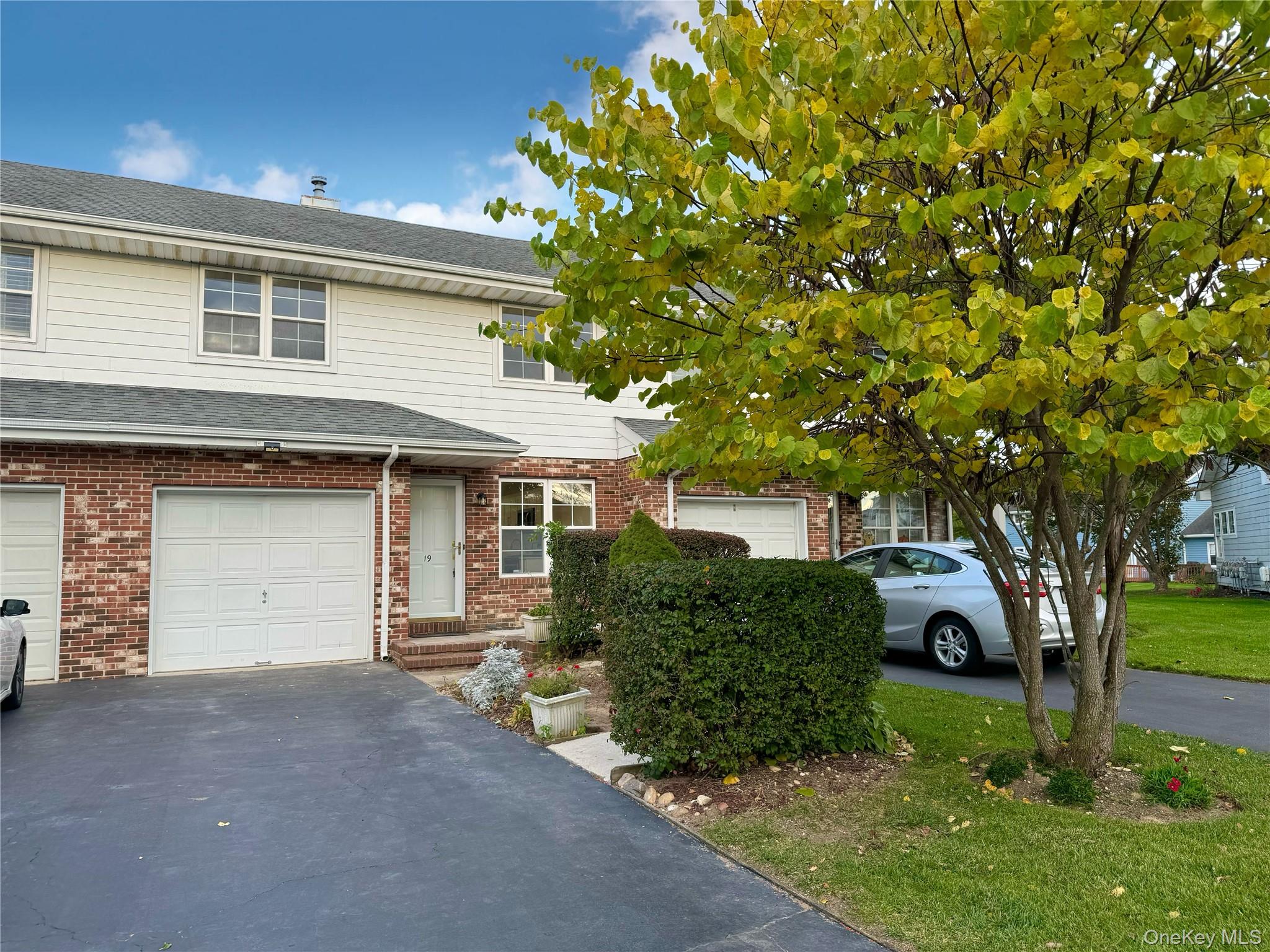 19 Broadlawn Drive # 19, Central Islip, NY 11722