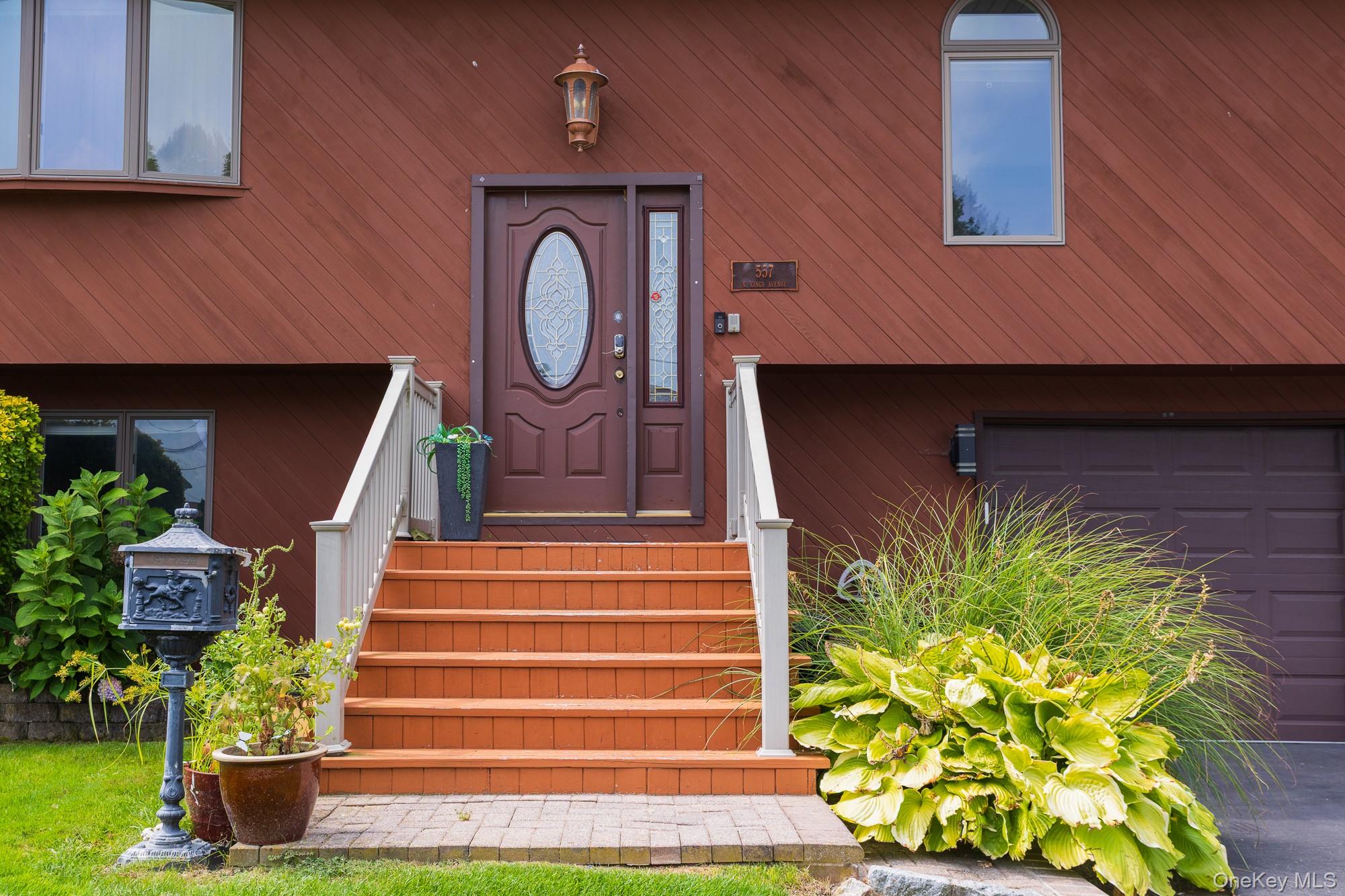 557 N Kings Avenue, Lindenhurst, NY 11757