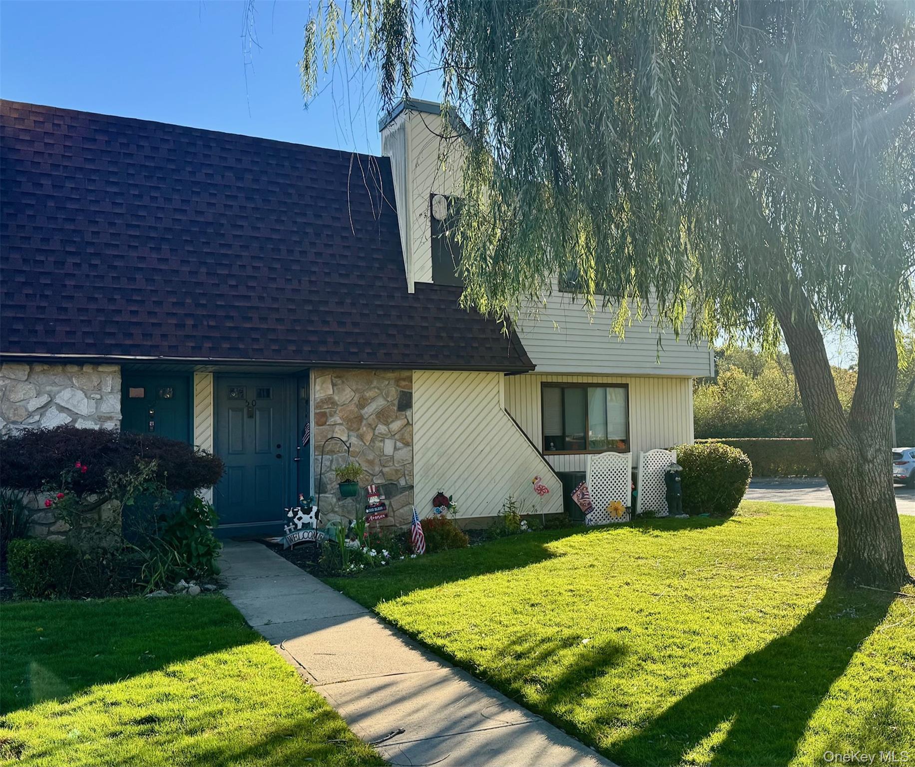 49 Pointe Circle S # 49, Coram, NY 11727