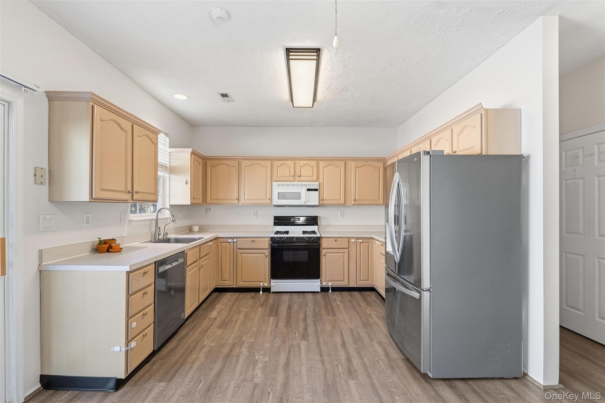 16 Autumn Drive, Nanuet, NY 10954