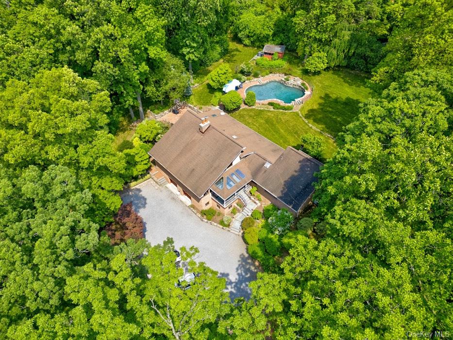 4 Sloanes Court, Sands Point, NY 11050