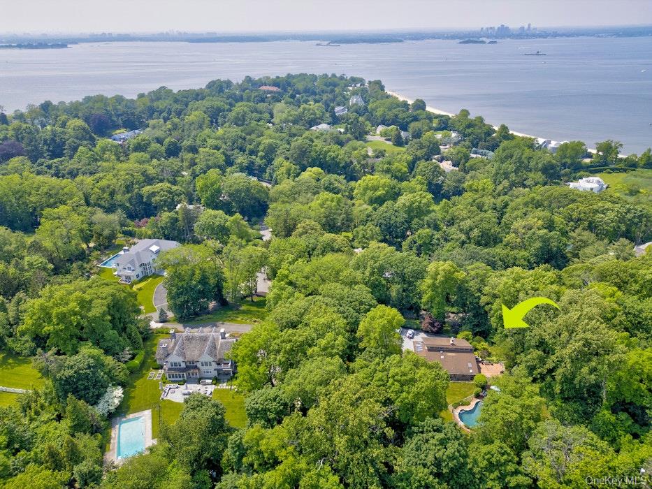 4 Sloanes Court, Sands Point, NY 11050