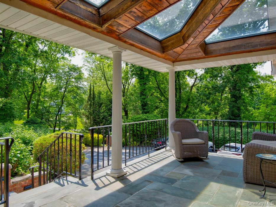 4 Sloanes Court, Sands Point, NY 11050