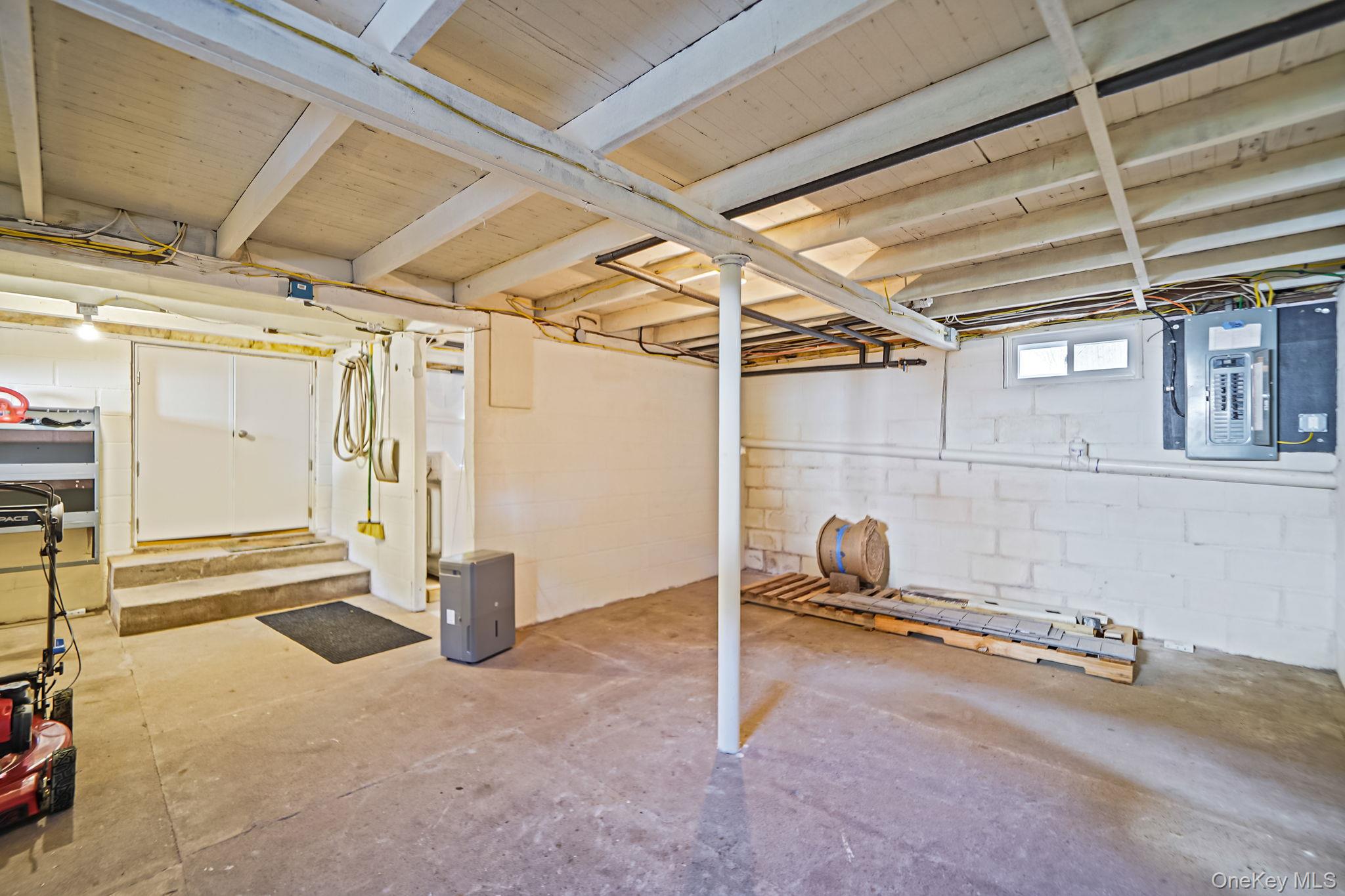 4 Wyandanch Trail, Ridge, NY 11961