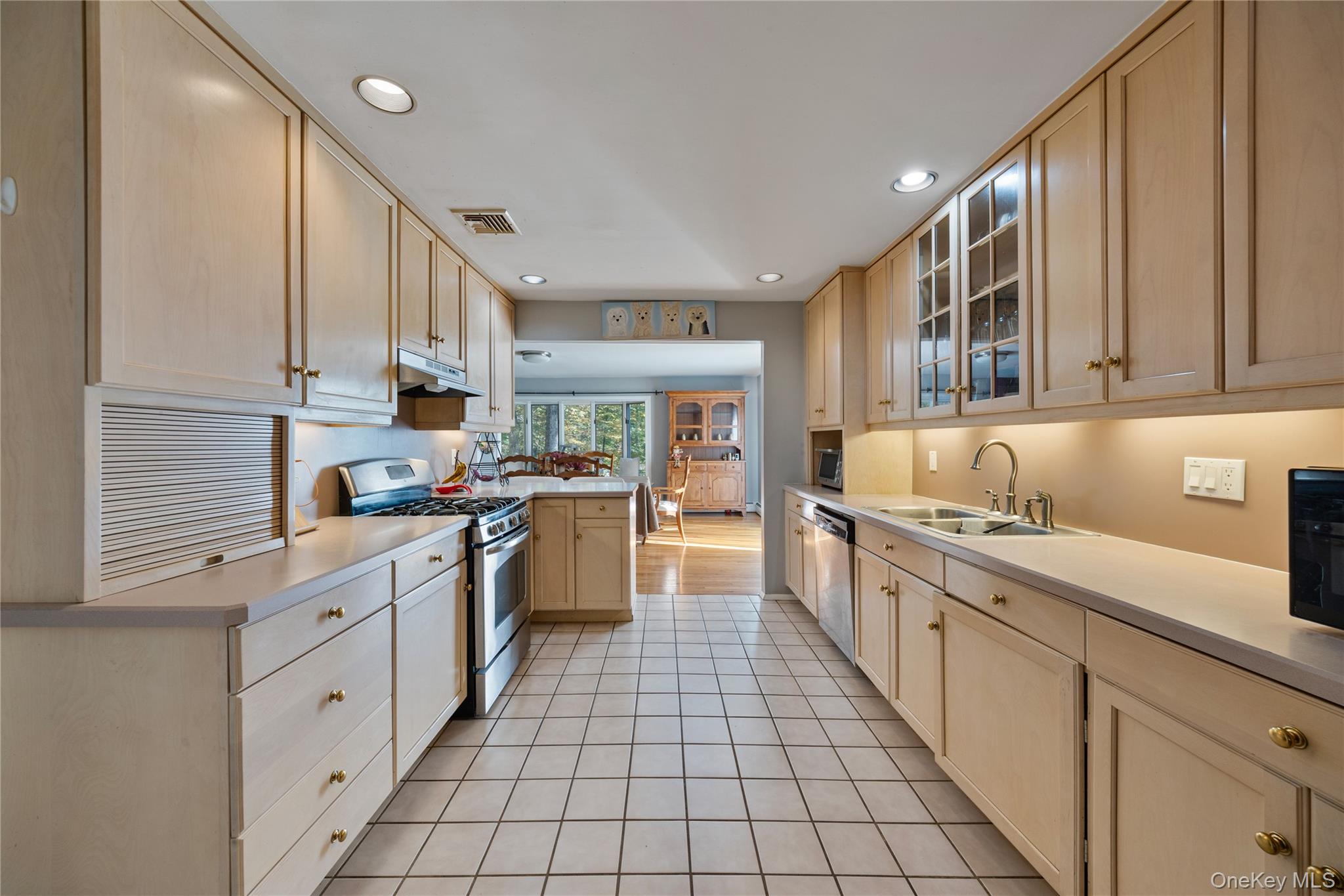 19 Apple Blossom Court, Airmont, NY 10952