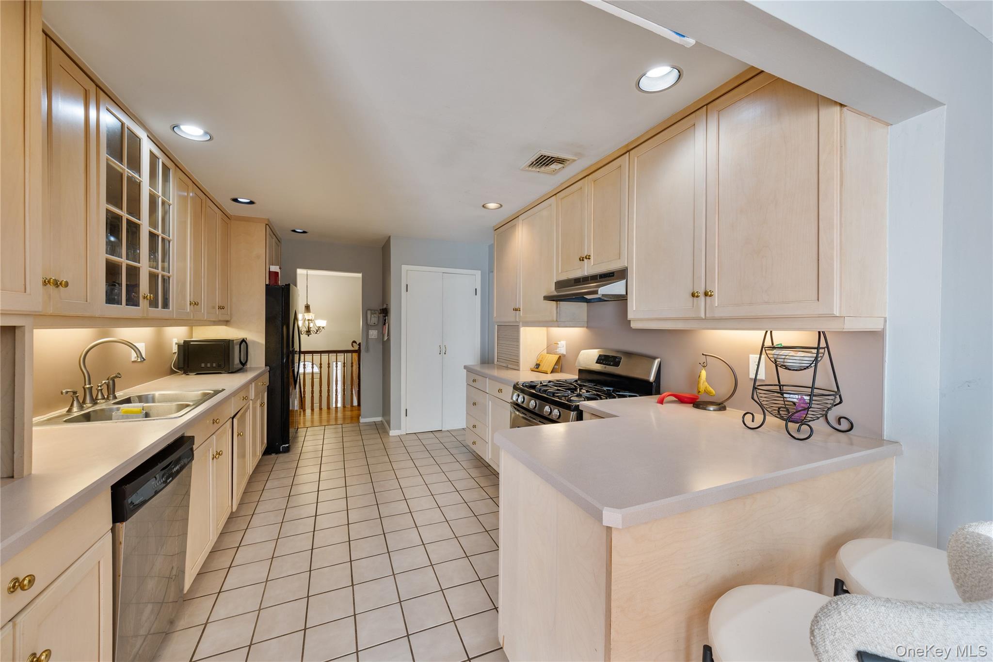 19 Apple Blossom Court, Airmont, NY 10952