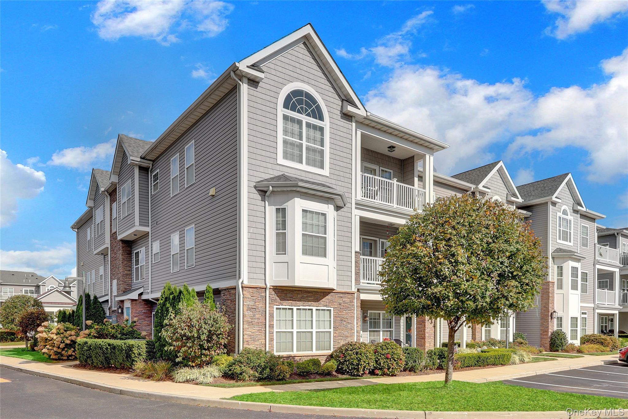 171 Clubhouse Circle, Melville, NY 11747