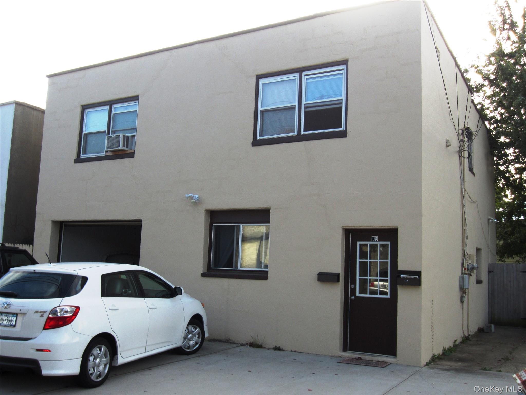 109 S 15 Street, Lindenhurst, NY 11757