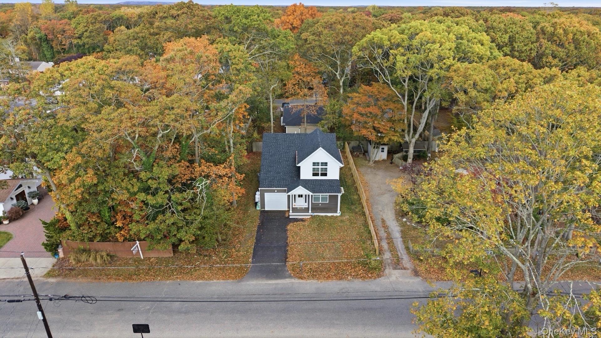 27 Pinewood Dr, Shirley, NY 11967