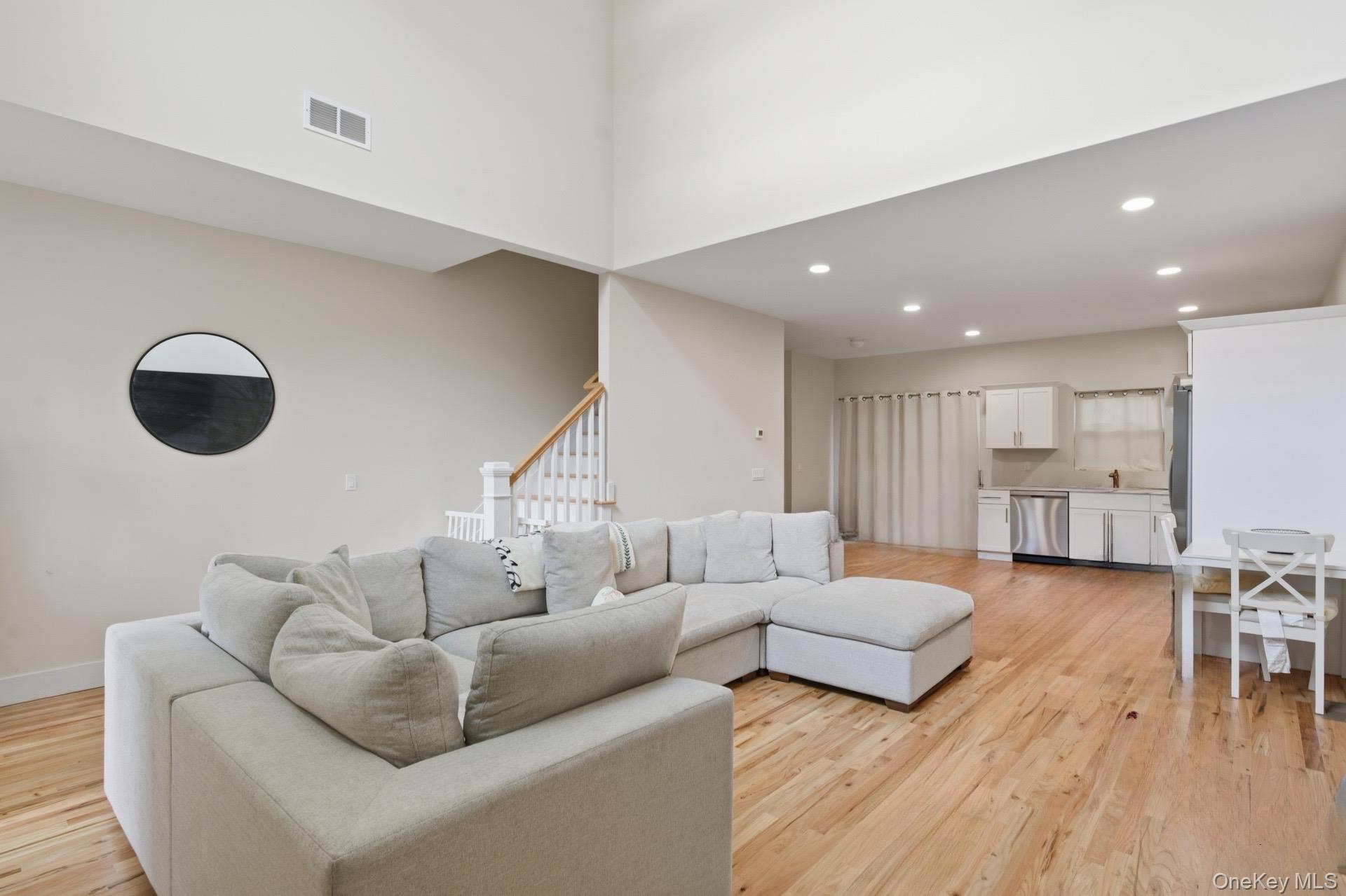 27 Pinewood Dr, Shirley, NY 11967