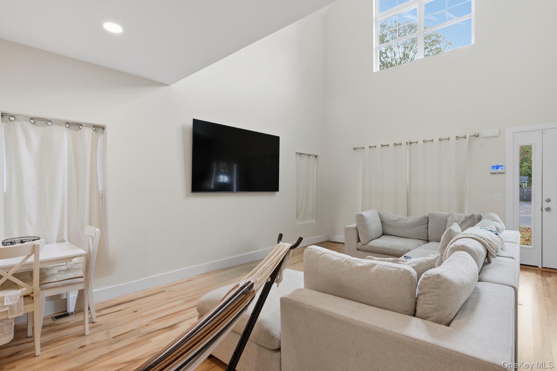 27 Pinewood Dr, Shirley, NY 11967