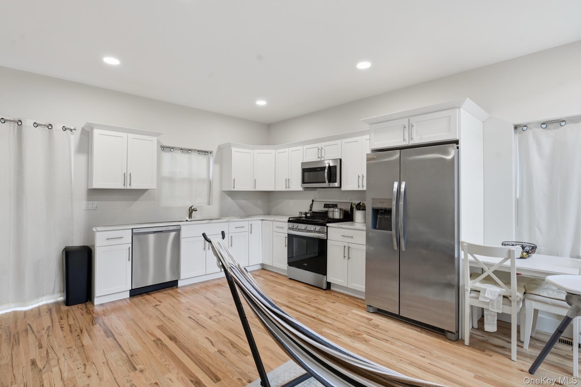 27 Pinewood Dr, Shirley, NY 11967