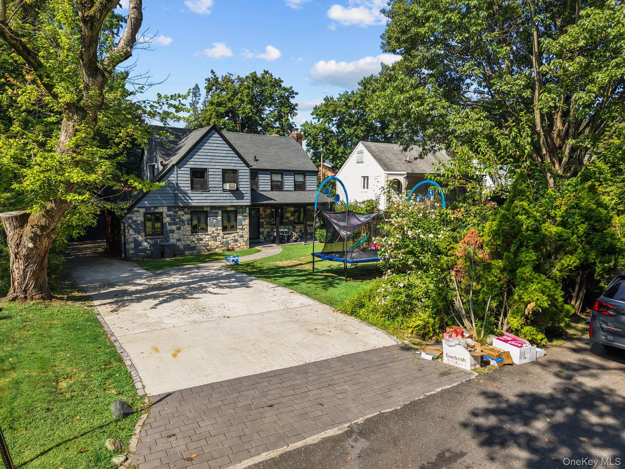 11 Brook Lane, Great Neck, NY 11023