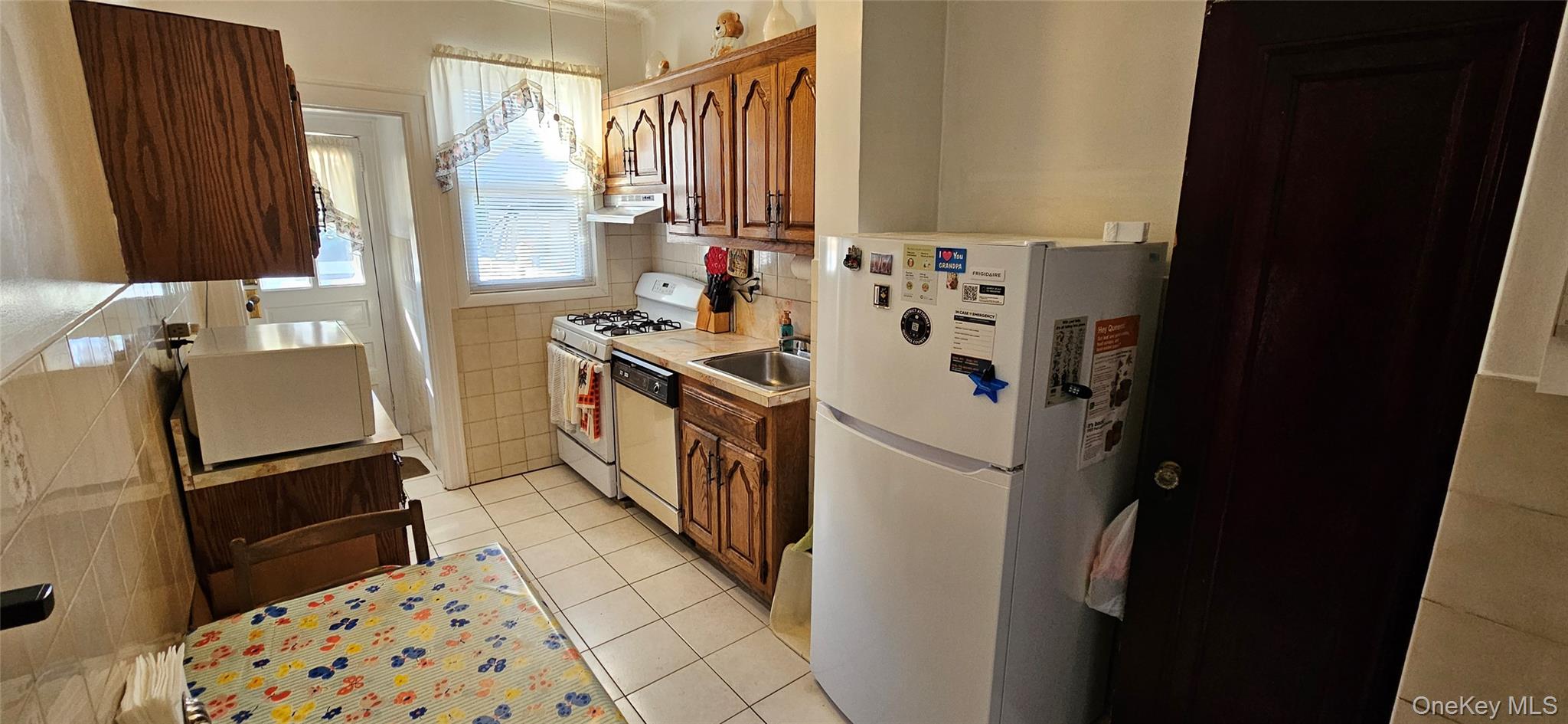 7854 75th Street, Glendale, NY 11385