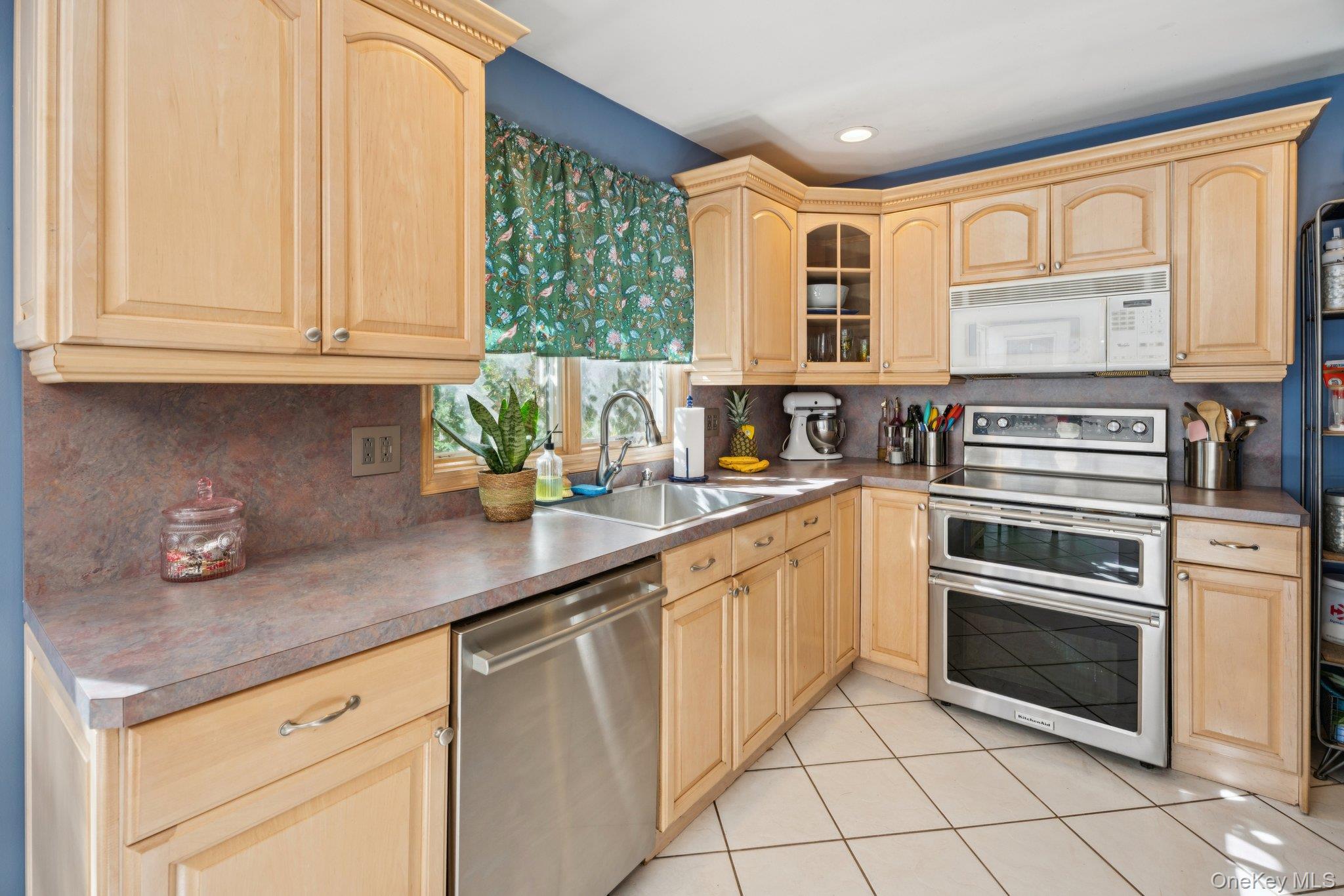 23 Windsor Street, Islip, NY 11751