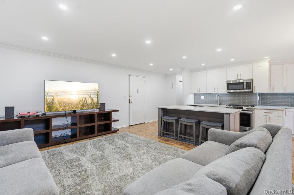 125 Main Street # 1T, Port Washington, NY 11050