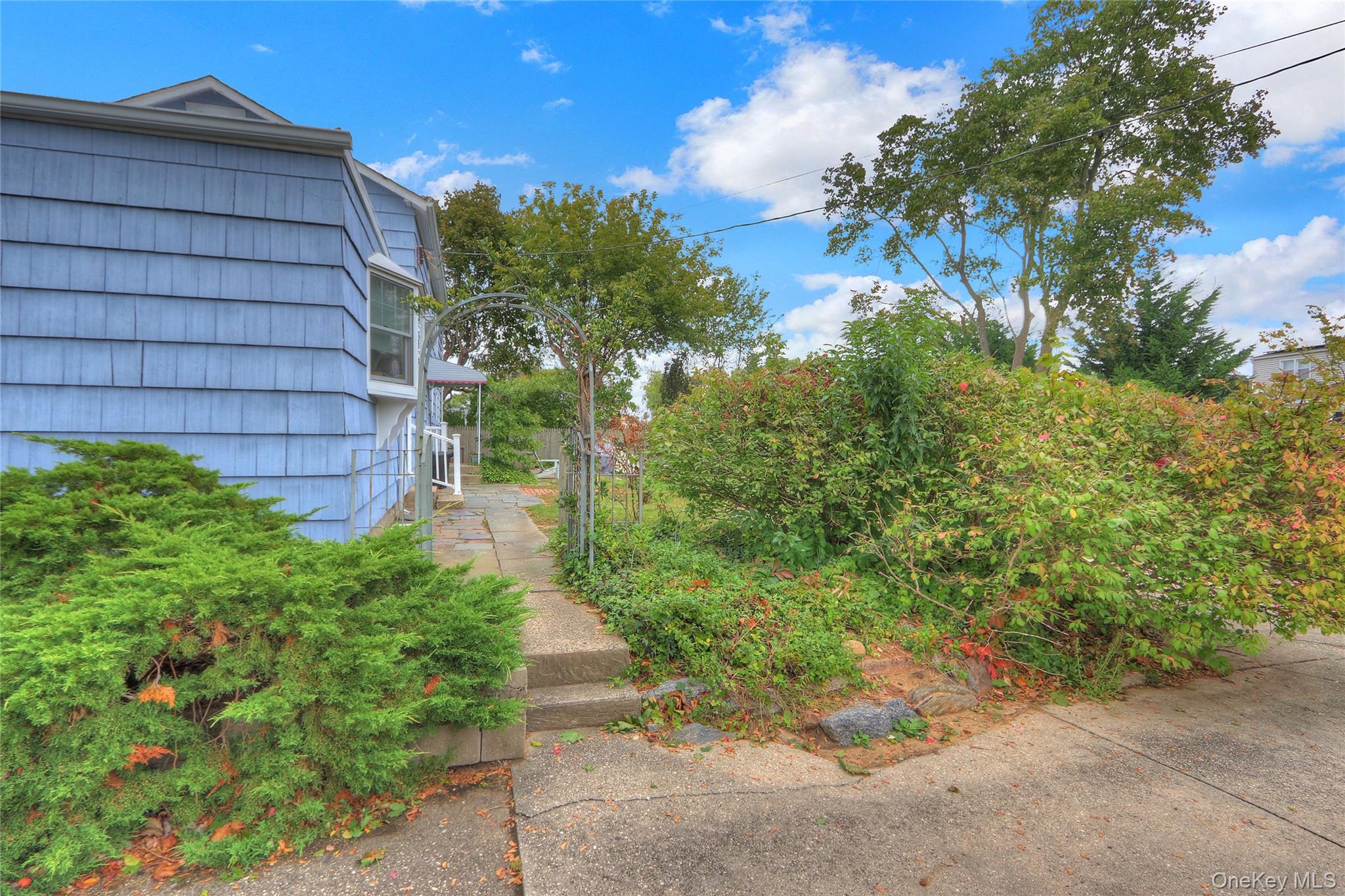 25 Sunnybrook Drive E, Oceanside, NY 11572