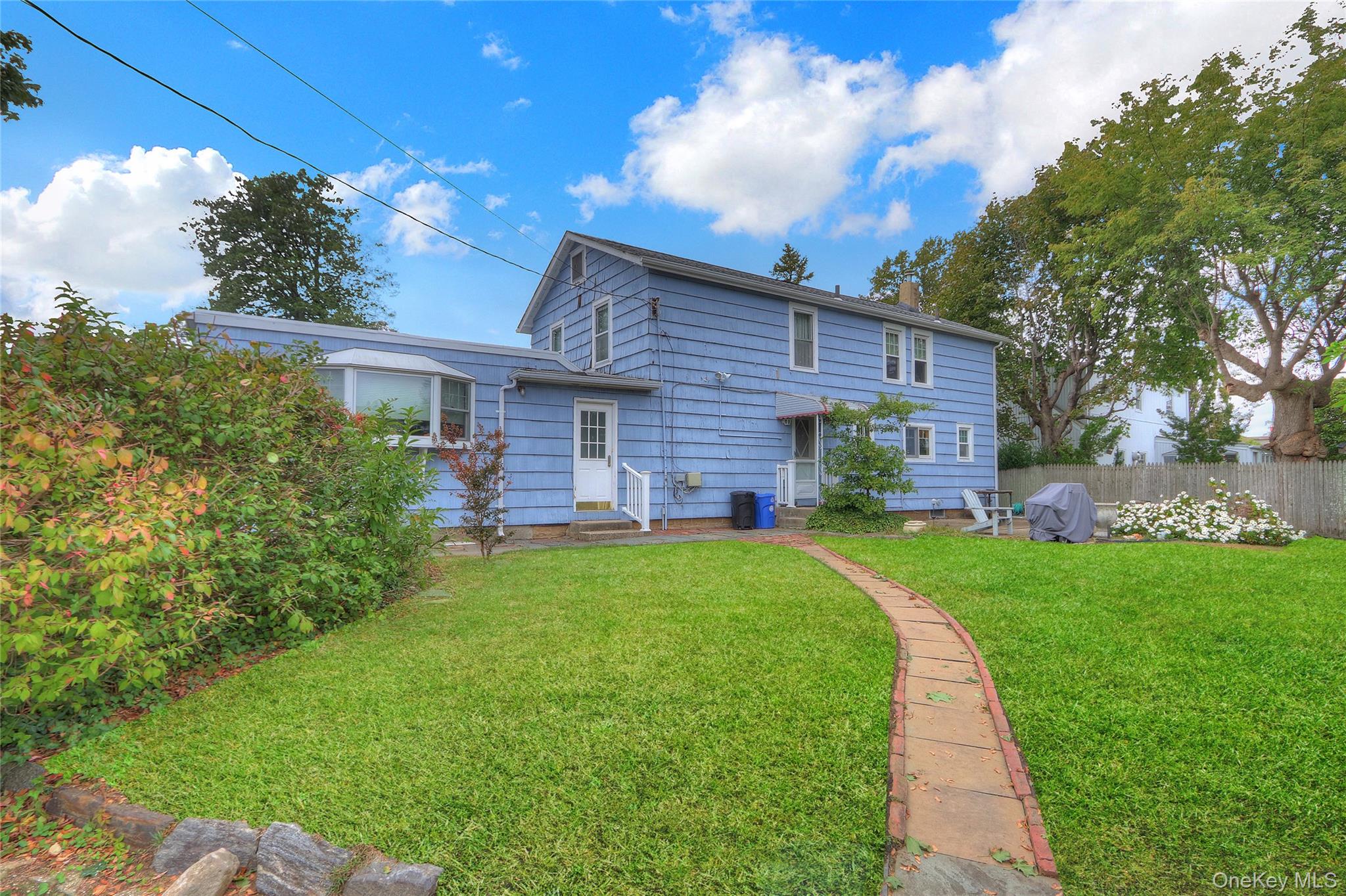 25 Sunnybrook Drive E, Oceanside, NY 11572