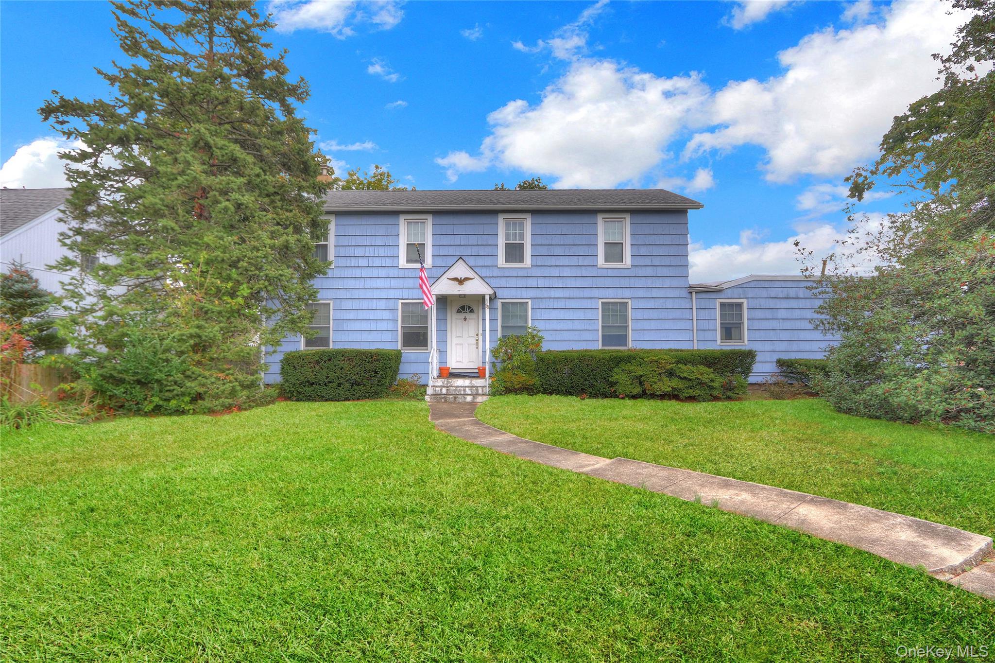 25 Sunnybrook Drive E, Oceanside, NY 11572